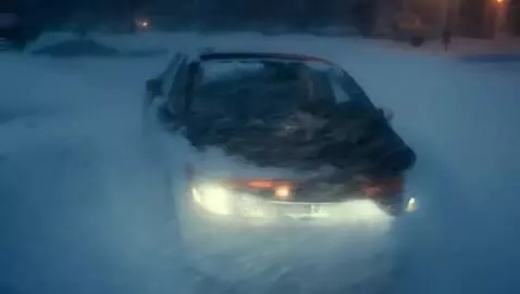 AI Video from prompt: [Сцена 1 — улица, магазин «Красное & Белое», мет