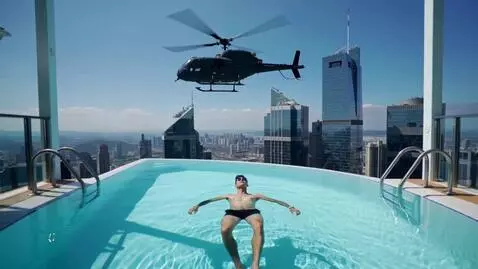 AI Video from prompt: Отдых в бассейне в небоскребе в солнечный день. 