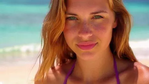 AI Video from prompt: A woman around 18 years old, with very long gold