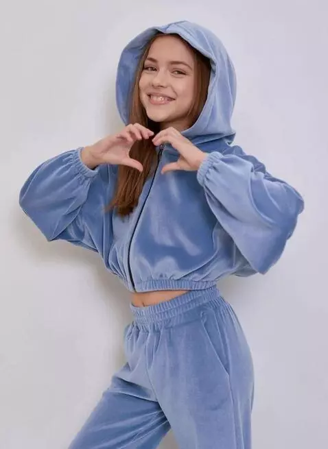 AI Video from prompt: Девушка улыбается и показывает знаком "сердечко"