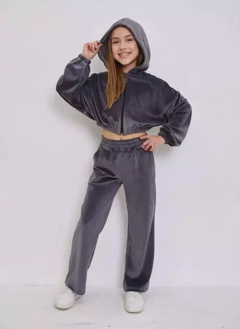 AI Video from prompt: Девушка улыбается и танцует медленный современны