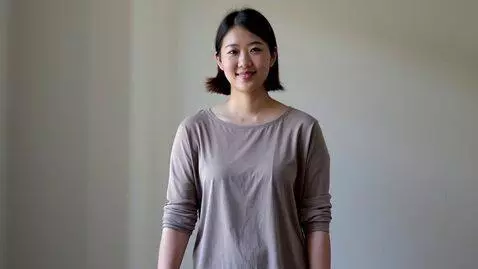 AI Video from prompt: Позирует.......