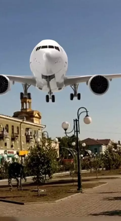 AI Video from prompt: Самолёт опускается на землю едет по земле крылья