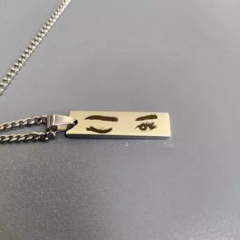 AI Video from prompt: Статический крупный план металлического кулона, 