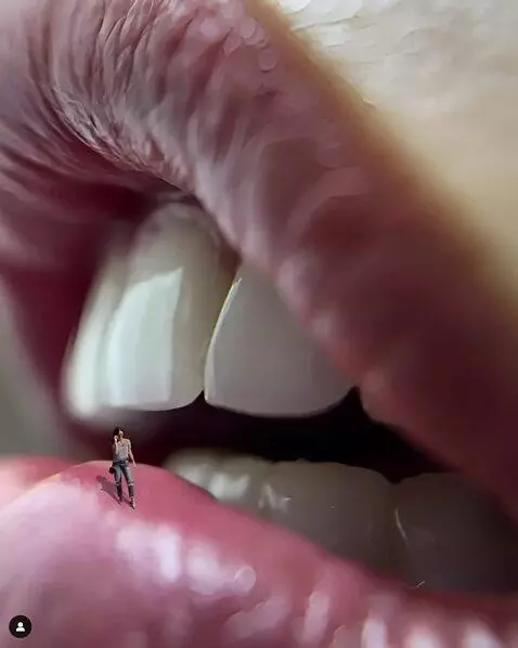 AI Video from prompt: Камера сильно приближает губы.