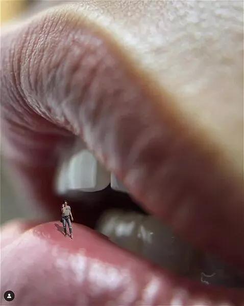 AI Video from prompt: Камера сильно приближает губы