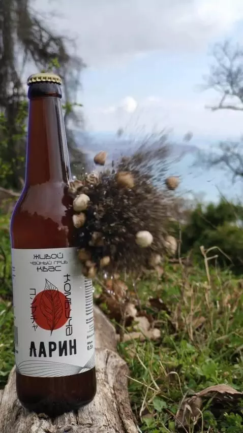 AI Video from prompt: Static camera, hyper-realistic: A glass bottle l