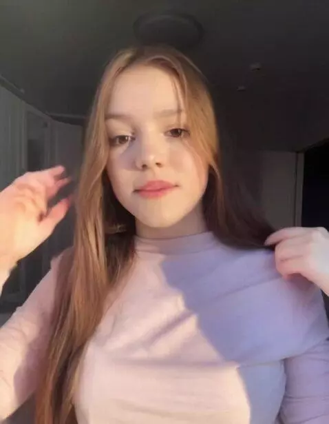 AI Video from prompt: Поднимает футболку вверх