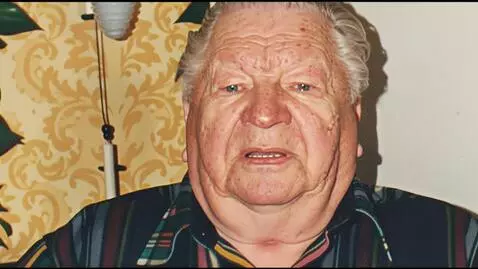 AI Video from prompt: Позирует.....