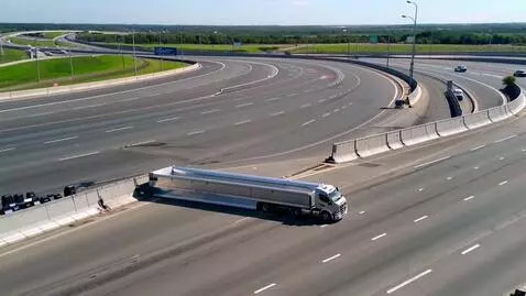 AI Video from prompt: Грузовик врезается в металлическое барьерное огр