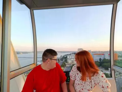 AI Video from prompt: В стеклянной обзорной кабине два ребёнка удивлён