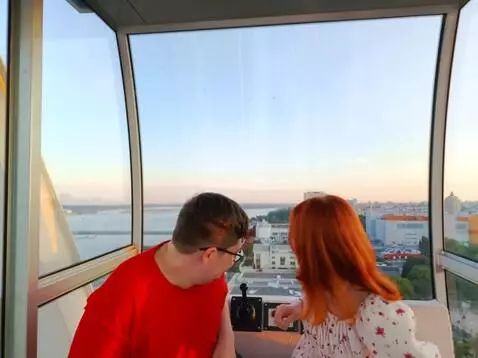 AI Video from prompt: В стеклянной обзорной кабине два ребёнка удивлён