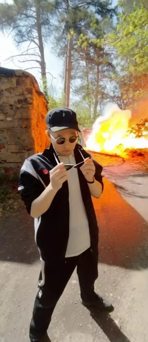 AI Video from prompt: Данный человек медленно снимает очки в такой же 