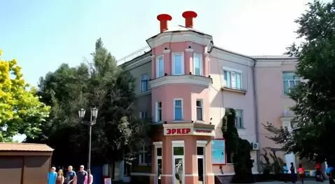 AI Video from prompt: Самолёт выезжает из-за камеры пассажирский едет 