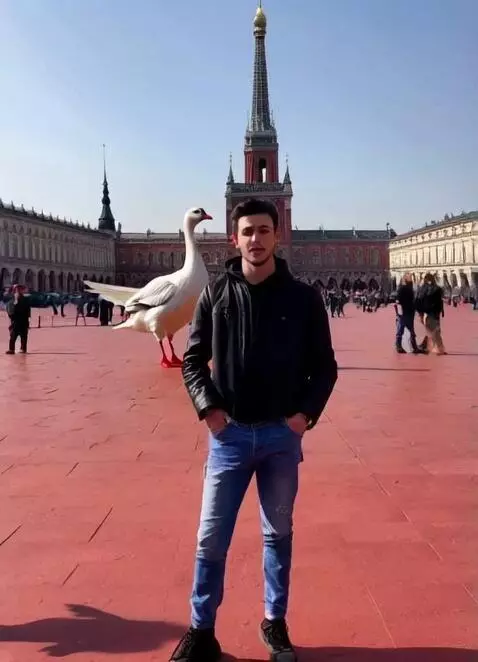 AI Video from prompt: человек на фото стоит на красной площади москва,