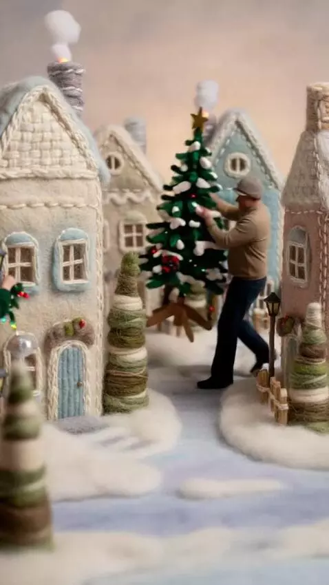 AI Video from prompt: Семья с детьми украшает площадь у старой ратуши.