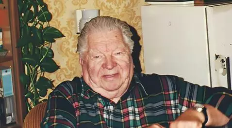 AI Video from prompt: позирует, достает и открывает блокнот, рассказыв