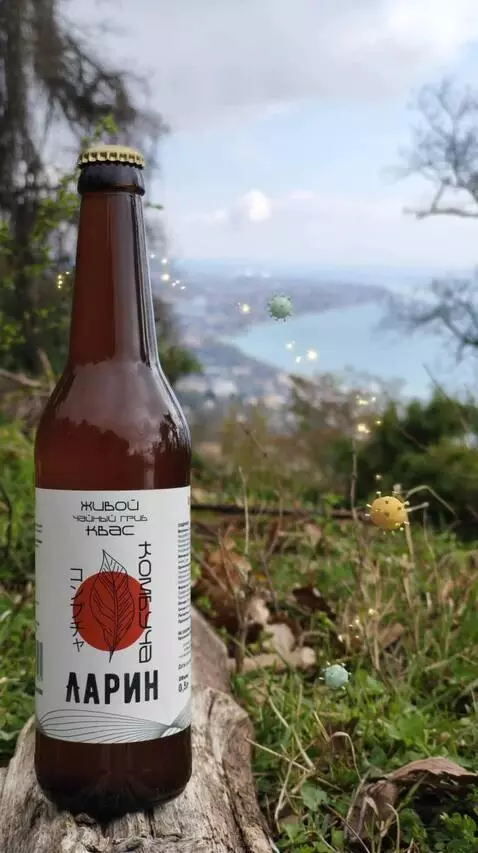 AI Video from prompt: Static camera, realistic style: A glass bottle l