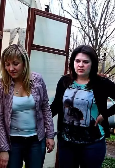 AI Video from prompt: Темноволосая девушка на фото наклонилась лицом к