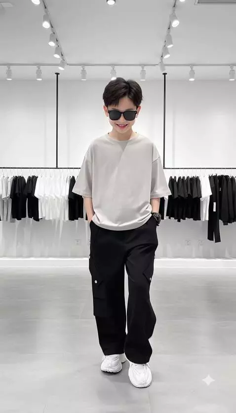 AI Video from prompt: Anak laki-laki tersebut berjalan maju menyusuri 