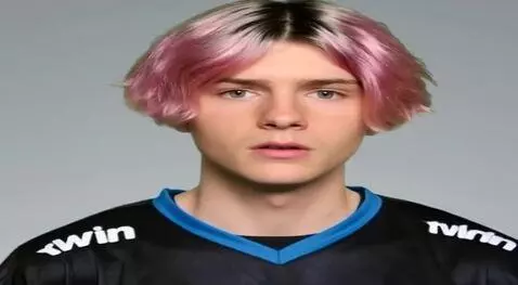 AI Video from prompt: он играет в компьютер и потом начинает орать и р