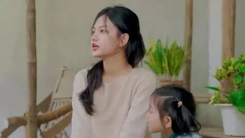 AI Video from prompt: Gadis cantik berkulit putih asia berambut panjan