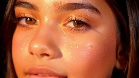 AI Video from prompt: Ключевые элементы композиции: Крупный план: лицо