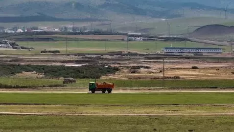 AI Video from prompt: Грузовик едет по грязи сначала со спущенными шин