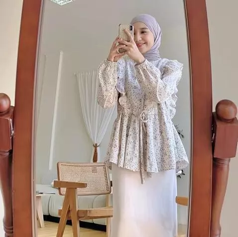 AI Video from prompt: buat model yang sedang promosi baju