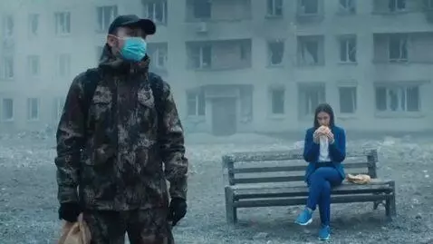 AI Video from prompt: мужчина крепкого телосложения, одет в охотничий 