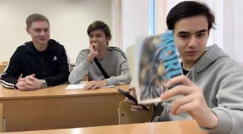 AI Video from prompt: целуются и обнимаются