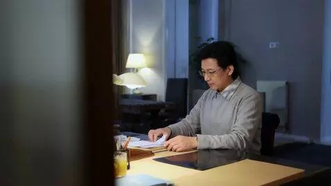 AI Video from prompt: Детектив сидит за письменным столом, офис, комна