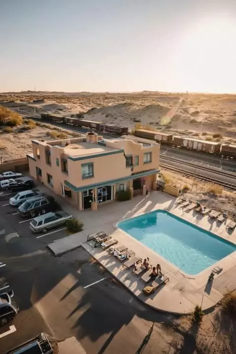 AI Video from prompt: Туристы проводят время в придорожном отеле с бас