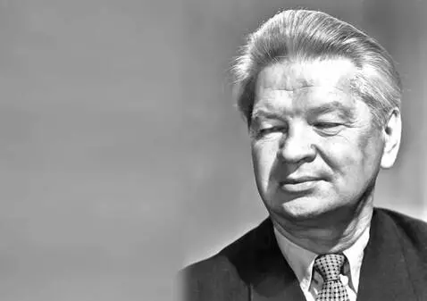 AI Video from prompt: позирует, идет,  крупный план лица