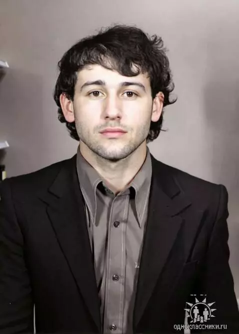 AI Video from prompt: Anak laki-laki tersebut berjalan maju ke depan m