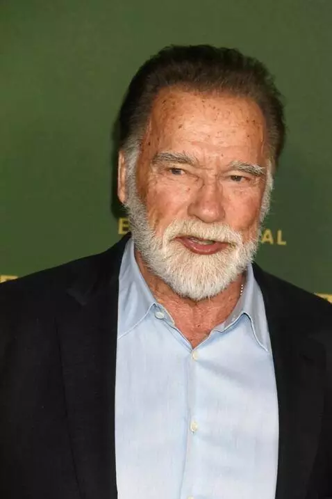 AI Video from prompt: двигается  немного двигает головой  8к качество 