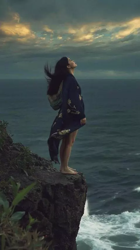 AI Video from prompt: The woman throws her head back and looks at the 