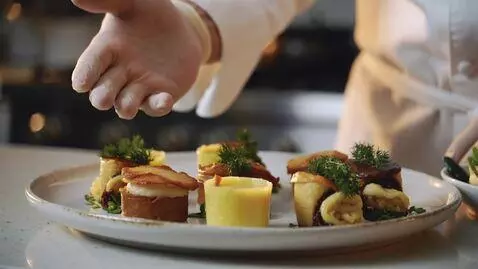 AI Video from prompt: Очень крупный план блюд. Рука повара показывает 