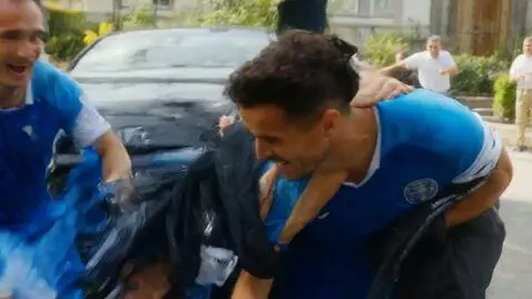 AI Video from prompt: месси спал и ронално украл и во кубак пира и рон