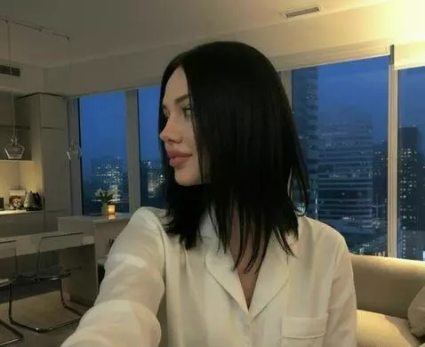 AI Video from prompt: Девушка показывает свой правый и левый профиль л