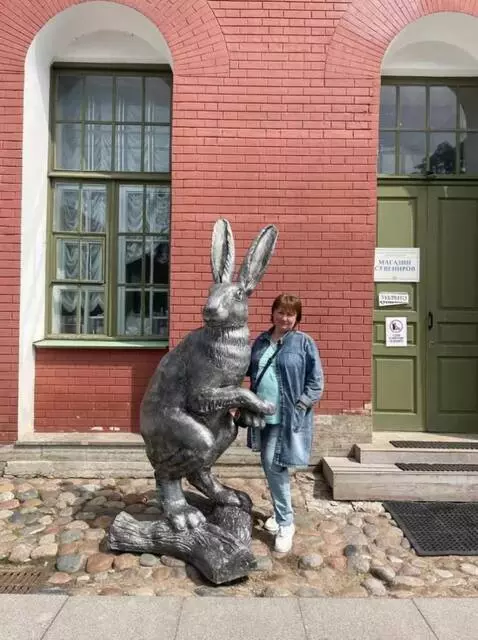 AI Video from prompt: сделай так  чтобы человек на фото помахал в каме