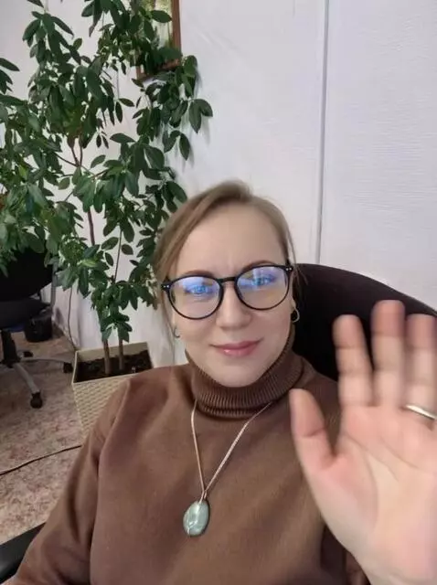 AI Video from prompt: сделай так  чтобы человек на фото помахал в каме