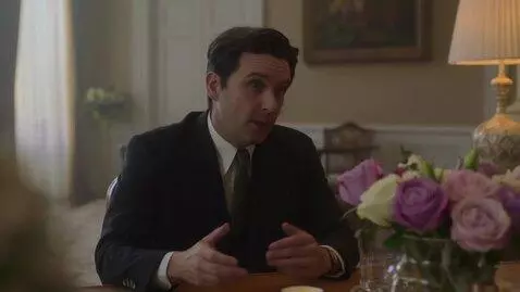 AI Video from prompt: Джейсон Стэйтем сидит в новогодней комнате и гов