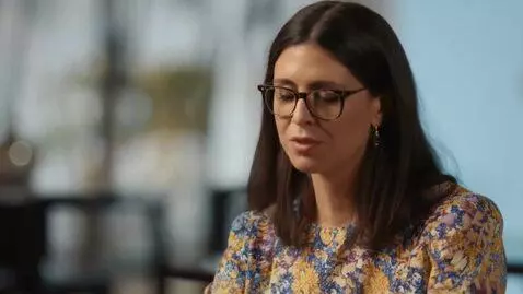 AI Video from prompt: ПЕРСОНАЖ НУБ БЕЖИТ И КРАДЁТ КРОКОДИЛА И СМЕЁТСЯ 