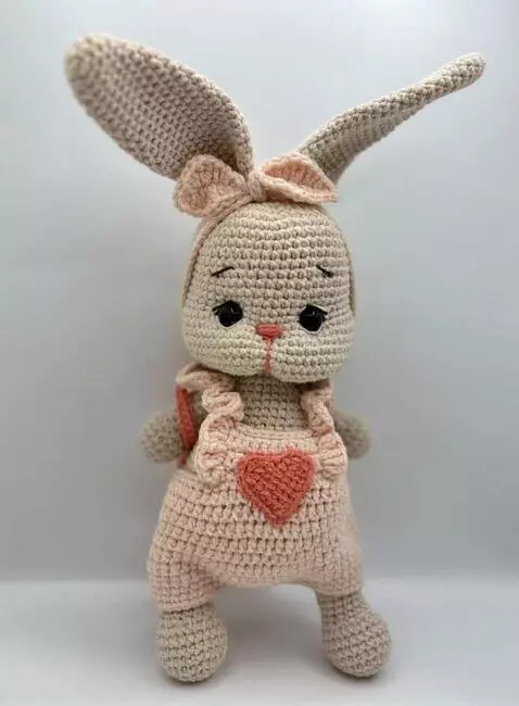 AI Video from prompt: Игрушка заяц танцует и разворачивает надпись "Ка