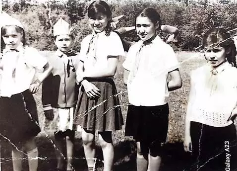 AI Video from prompt: Save the people's facial features and the color 