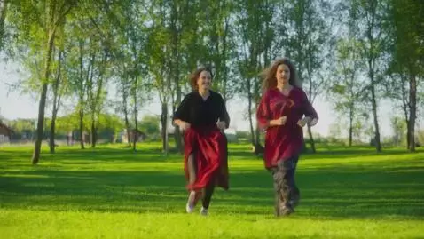 AI Video from prompt: человек бежит по траве