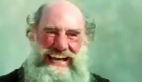 AI Video from prompt: Дед идет по улице и кричит*сикс севен, сикс севе