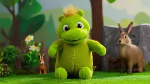 AI Video from prompt: Плюшевый Горохострел, милый зелёный плюшевый пер