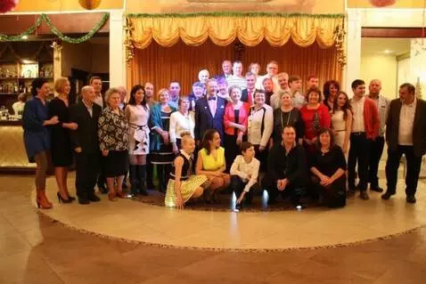 AI Video from prompt: мужчина стоящий крайний справа выходит на середи